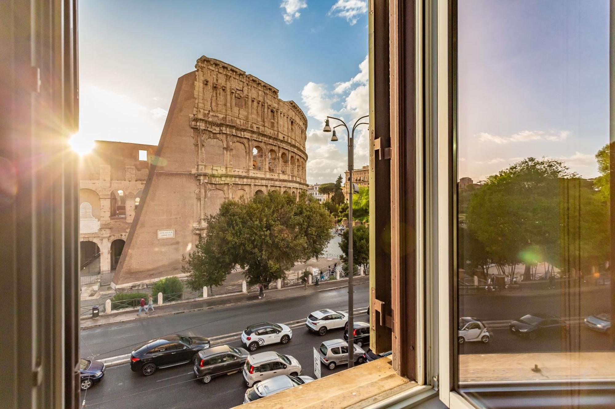רומא Iconic Apartment With Unique Colosseum View מראה חיצוני תמונה